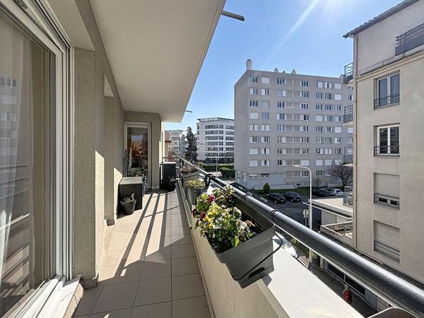 Appartement familial T5 de 110 m², avec balcons, garage double, Lyon 8 Monplaisir