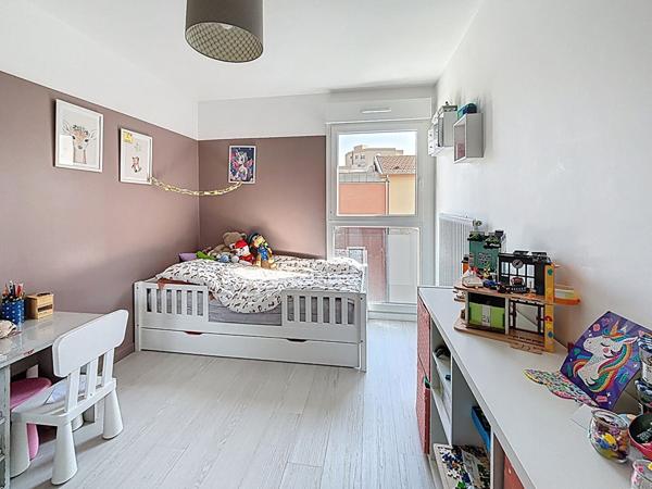 Appartement familial T5 de 110 m², avec balcons, garage double, Lyon 8 Monplaisir