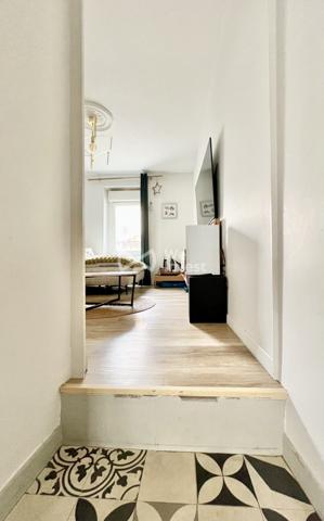 Maison de ville de type 4 avec terrasse et garage pour citadine.