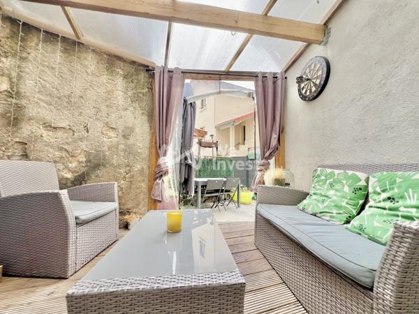 Maison de ville de type 4 avec terrasse et garage pour citadine.