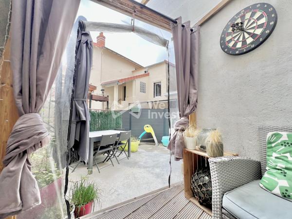 Maison de ville de type 4 avec terrasse et garage pour citadine.