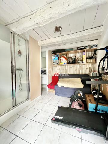 Maison de ville de type 4 avec terrasse et garage pour citadine.