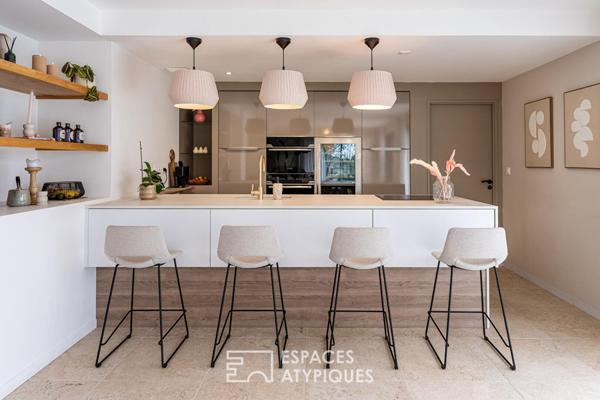 Maison contemporaine, piscine et vue dégagée