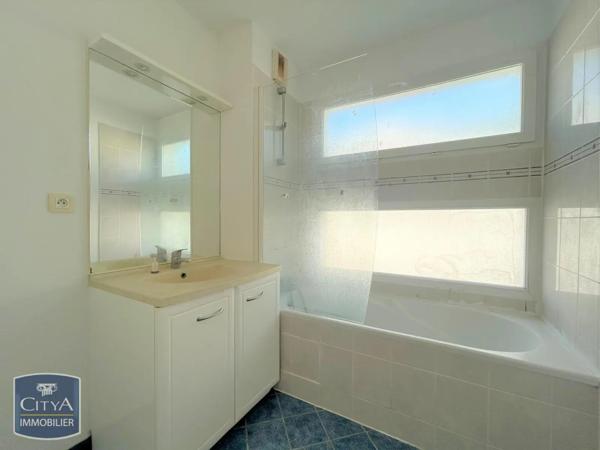 Appartement à louer 3 pièces 71.83m² Saint-Seurin-sur-l'Isle (33660)