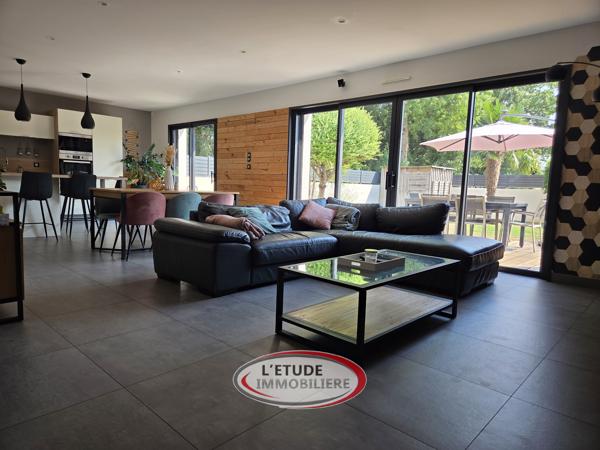 STE PAZANNE BOURG : RT 2012 de 2017 114 m² + garage, terrasse, préau et abri de jardin !