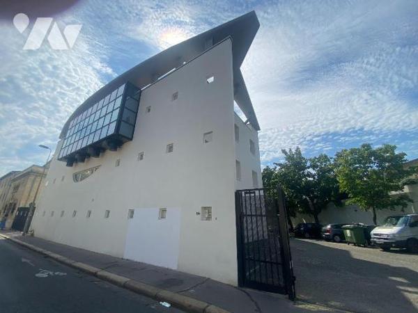 BORDEAUX Quartier St Genes Rue Dubourdieu
Place de parking libre en sous sol dans résidence av...
