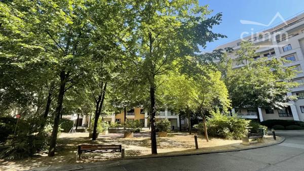 Paris 19ème - Rare 6P 119m² • Balcon, 2 parkings, Résidence verdoyante, gardien 24h/24.