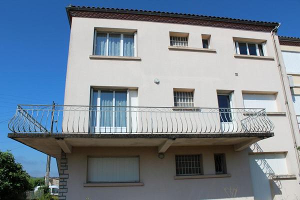 Maison de ville de type 8, édifiée sur deux garages privatifs et un terrain de 350 m²