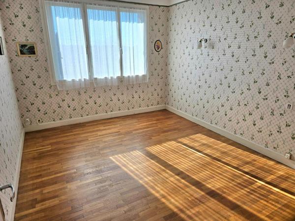 Maison de ville de type 8, édifiée sur deux garages privatifs et un terrain de 350 m²