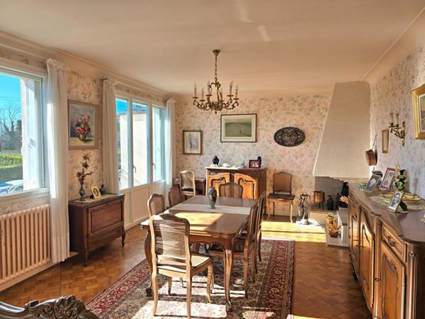 Maison de ville de type 8, édifiée sur deux garages privatifs et un terrain de 350 m²