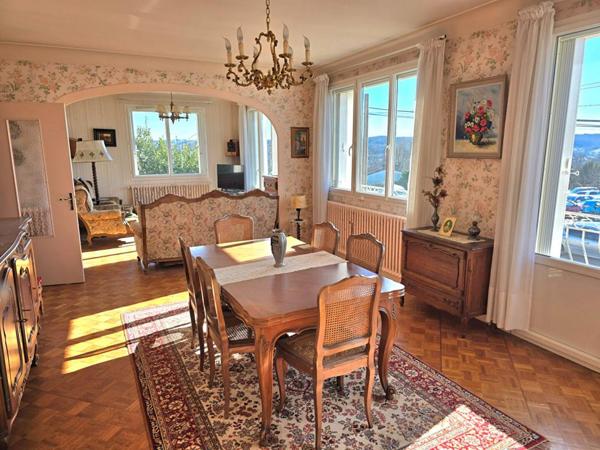 Maison de ville de type 8, édifiée sur deux garages privatifs et un terrain de 350 m²