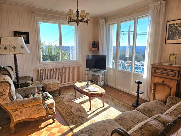 Maison de ville de type 8, édifiée sur deux garages privatifs et un terrain de 350 m²