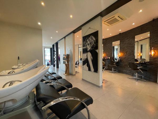 Salon de coiffure mixte en centre-ville de Nantes