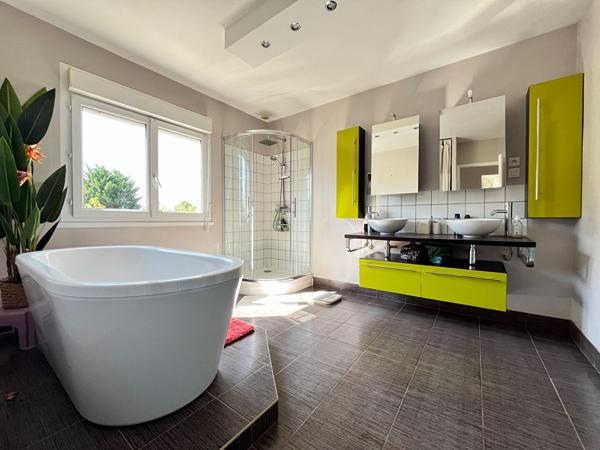 Superbe maison familiale aux volumes généreux avec piscine !