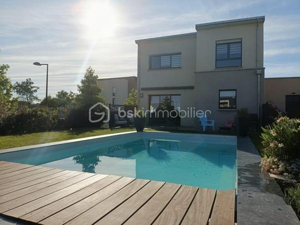 Coup de cœur à Romillé – Maison contemporaine avec piscine, 4 chambres et belles prestations !

Vous rêvez d'une maison où il ne reste plus qu'à poser vos valises ? Cette magnifique maison de 107 m², construite en 2020, a tout pour séduire !

Située sur la commune de Romillé, au sein de Rennes Métropole, elle bénéficie d'un emplacement idéal, à deux pas des commerces, des écoles et de toutes les commodités, tout en offrant un cadre de vie calme et familial.

Dès l'entrée, vous découvrirez une belle pièce de vie baignée de lumière avec sa cuisine ouverte, aménagée et entièrement équipée, pensée pour partager de beaux moments de convivialité.

La maison offre une véritable vie de plain-pied avec une chambre et une salle d'eau au rez-de-chaussée, ainsi qu'un WC indépendant.

À l'étage, chacun trouvera son espace grâce à trois belles chambres, une salle de bains familiale équipée d'une douche et d'une baignoire, ainsi qu'un second WC indépendant.

À l'extérieur vous profiterez d'un terrain clos de 490 m², d'une agréable terrasse et d'une piscine sécurisée par un rideau motorisé, idéale pour profiter pleinement des beaux jours en toute sérénité.

Les prestations finiront de vous convaincre :

- Maison de 2020, encore sous garanties.
- Chauffage au gaz de ville, possibilité de raccorder un poêle
- Panneaux photovoltaïques pour réduire vos dépenses énergétiques.
- Garage et cabanon de jardin.
- Places de stationnement privatives.
- Jardin clos, parfaitement entretenu.
- Aucun travaux à prévoir.

Emplacement recherché à seulement quelques minutes de Rennes.

Cette maison réunit tous les critères recherchés aujourd'hui : confort, modernité, économies d'énergie et qualité de vie.

Une visite vous fera tomber sous le charme ! Contactez-moi dès maintenant pour découvrir cette belle opportunité.