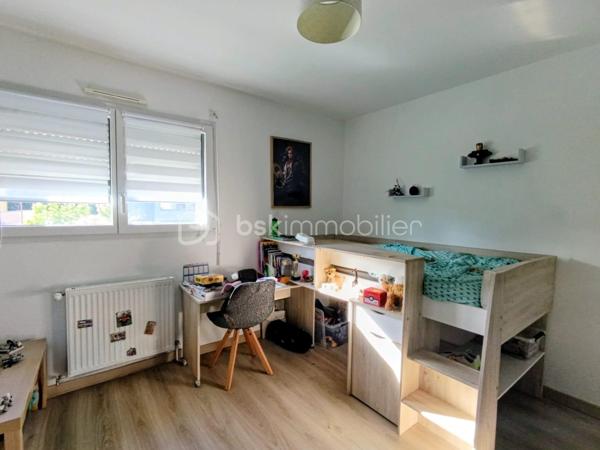Coup de cœur à Romillé – Maison contemporaine avec piscine, 4 chambres et belles prestations !

Vous rêvez d'une maison où il ne reste plus qu'à poser vos valises ? Cette magnifique maison de 107 m², construite en 2020, a tout pour séduire !

Située sur la commune de Romillé, au sein de Rennes Métropole, elle bénéficie d'un emplacement idéal, à deux pas des commerces, des écoles et de toutes les commodités, tout en offrant un cadre de vie calme et familial.

Dès l'entrée, vous découvrirez une belle pièce de vie baignée de lumière avec sa cuisine ouverte, aménagée et entièrement équipée, pensée pour partager de beaux moments de convivialité.

La maison offre une véritable vie de plain-pied avec une chambre et une salle d'eau au rez-de-chaussée, ainsi qu'un WC indépendant.

À l'étage, chacun trouvera son espace grâce à trois belles chambres, une salle de bains familiale équipée d'une douche et d'une baignoire, ainsi qu'un second WC indépendant.

À l'extérieur vous profiterez d'un terrain clos de 490 m², d'une agréable terrasse et d'une piscine sécurisée par un rideau motorisé, idéale pour profiter pleinement des beaux jours en toute sérénité.

Les prestations finiront de vous convaincre :

- Maison de 2020, encore sous garanties.
- Chauffage au gaz de ville, possibilité de raccorder un poêle
- Panneaux photovoltaïques pour réduire vos dépenses énergétiques.
- Garage et cabanon de jardin.
- Places de stationnement privatives.
- Jardin clos, parfaitement entretenu.
- Aucun travaux à prévoir.

Emplacement recherché à seulement quelques minutes de Rennes.

Cette maison réunit tous les critères recherchés aujourd'hui : confort, modernité, économies d'énergie et qualité de vie.

Une visite vous fera tomber sous le charme ! Contactez-moi dès maintenant pour découvrir cette belle opportunité.