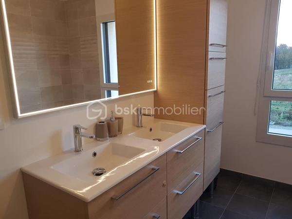 Coup de cœur à Romillé – Maison contemporaine avec piscine, 4 chambres et belles prestations !

Vous rêvez d'une maison où il ne reste plus qu'à poser vos valises ? Cette magnifique maison de 107 m², construite en 2020, a tout pour séduire !

Située sur la commune de Romillé, au sein de Rennes Métropole, elle bénéficie d'un emplacement idéal, à deux pas des commerces, des écoles et de toutes les commodités, tout en offrant un cadre de vie calme et familial.

Dès l'entrée, vous découvrirez une belle pièce de vie baignée de lumière avec sa cuisine ouverte, aménagée et entièrement équipée, pensée pour partager de beaux moments de convivialité.

La maison offre une véritable vie de plain-pied avec une chambre et une salle d'eau au rez-de-chaussée, ainsi qu'un WC indépendant.

À l'étage, chacun trouvera son espace grâce à trois belles chambres, une salle de bains familiale équipée d'une douche et d'une baignoire, ainsi qu'un second WC indépendant.

À l'extérieur vous profiterez d'un terrain clos de 490 m², d'une agréable terrasse et d'une piscine sécurisée par un rideau motorisé, idéale pour profiter pleinement des beaux jours en toute sérénité.

Les prestations finiront de vous convaincre :

- Maison de 2020, encore sous garanties.
- Chauffage au gaz de ville, possibilité de raccorder un poêle
- Panneaux photovoltaïques pour réduire vos dépenses énergétiques.
- Garage et cabanon de jardin.
- Places de stationnement privatives.
- Jardin clos, parfaitement entretenu.
- Aucun travaux à prévoir.

Emplacement recherché à seulement quelques minutes de Rennes.

Cette maison réunit tous les critères recherchés aujourd'hui : confort, modernité, économies d'énergie et qualité de vie.

Une visite vous fera tomber sous le charme ! Contactez-moi dès maintenant pour découvrir cette belle opportunité.