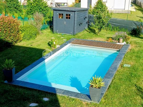Coup de cœur à Romillé – Maison contemporaine avec piscine, 4 chambres et belles prestations !

Vous rêvez d'une maison où il ne reste plus qu'à poser vos valises ? Cette magnifique maison de 107 m², construite en 2020, a tout pour séduire !

Située sur la commune de Romillé, au sein de Rennes Métropole, elle bénéficie d'un emplacement idéal, à deux pas des commerces, des écoles et de toutes les commodités, tout en offrant un cadre de vie calme et familial.

Dès l'entrée, vous découvrirez une belle pièce de vie baignée de lumière avec sa cuisine ouverte, aménagée et entièrement équipée, pensée pour partager de beaux moments de convivialité.

La maison offre une véritable vie de plain-pied avec une chambre et une salle d'eau au rez-de-chaussée, ainsi qu'un WC indépendant.

À l'étage, chacun trouvera son espace grâce à trois belles chambres, une salle de bains familiale équipée d'une douche et d'une baignoire, ainsi qu'un second WC indépendant.

À l'extérieur vous profiterez d'un terrain clos de 490 m², d'une agréable terrasse et d'une piscine sécurisée par un rideau motorisé, idéale pour profiter pleinement des beaux jours en toute sérénité.

Les prestations finiront de vous convaincre :

- Maison de 2020, encore sous garanties.
- Chauffage au gaz de ville, possibilité de raccorder un poêle
- Panneaux photovoltaïques pour réduire vos dépenses énergétiques.
- Garage et cabanon de jardin.
- Places de stationnement privatives.
- Jardin clos, parfaitement entretenu.
- Aucun travaux à prévoir.

Emplacement recherché à seulement quelques minutes de Rennes.

Cette maison réunit tous les critères recherchés aujourd'hui : confort, modernité, économies d'énergie et qualité de vie.

Une visite vous fera tomber sous le charme ! Contactez-moi dès maintenant pour découvrir cette belle opportunité.