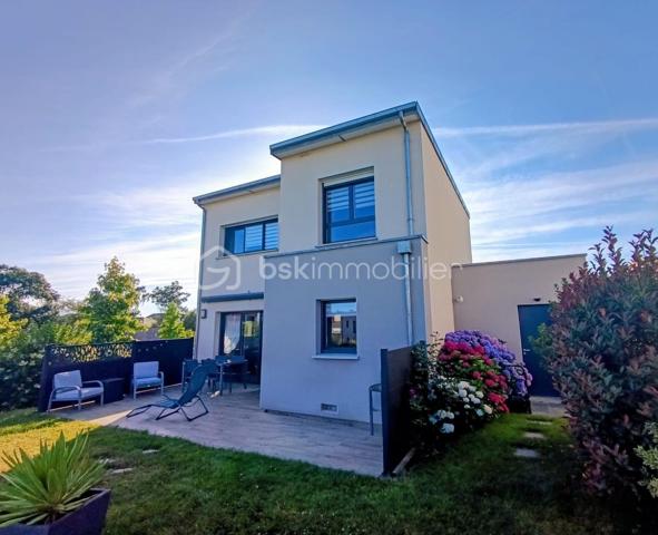 Coup de cœur à Romillé – Maison contemporaine avec piscine, 4 chambres et belles prestations !

Vous rêvez d'une maison où il ne reste plus qu'à poser vos valises ? Cette magnifique maison de 107 m², construite en 2020, a tout pour séduire !

Située sur la commune de Romillé, au sein de Rennes Métropole, elle bénéficie d'un emplacement idéal, à deux pas des commerces, des écoles et de toutes les commodités, tout en offrant un cadre de vie calme et familial.

Dès l'entrée, vous découvrirez une belle pièce de vie baignée de lumière avec sa cuisine ouverte, aménagée et entièrement équipée, pensée pour partager de beaux moments de convivialité.

La maison offre une véritable vie de plain-pied avec une chambre et une salle d'eau au rez-de-chaussée, ainsi qu'un WC indépendant.

À l'étage, chacun trouvera son espace grâce à trois belles chambres, une salle de bains familiale équipée d'une douche et d'une baignoire, ainsi qu'un second WC indépendant.

À l'extérieur vous profiterez d'un terrain clos de 490 m², d'une agréable terrasse et d'une piscine sécurisée par un rideau motorisé, idéale pour profiter pleinement des beaux jours en toute sérénité.

Les prestations finiront de vous convaincre :

- Maison de 2020, encore sous garanties.
- Chauffage au gaz de ville, possibilité de raccorder un poêle
- Panneaux photovoltaïques pour réduire vos dépenses énergétiques.
- Garage et cabanon de jardin.
- Places de stationnement privatives.
- Jardin clos, parfaitement entretenu.
- Aucun travaux à prévoir.

Emplacement recherché à seulement quelques minutes de Rennes.

Cette maison réunit tous les critères recherchés aujourd'hui : confort, modernité, économies d'énergie et qualité de vie.

Une visite vous fera tomber sous le charme ! Contactez-moi dès maintenant pour découvrir cette belle opportunité.