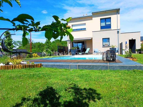 Coup de cœur à Romillé – Maison contemporaine avec piscine, 4 chambres et belles prestations !

Vous rêvez d'une maison où il ne reste plus qu'à poser vos valises ? Cette magnifique maison de 107 m², construite en 2020, a tout pour séduire !

Située sur la commune de Romillé, au sein de Rennes Métropole, elle bénéficie d'un emplacement idéal, à deux pas des commerces, des écoles et de toutes les commodités, tout en offrant un cadre de vie calme et familial.

Dès l'entrée, vous découvrirez une belle pièce de vie baignée de lumière avec sa cuisine ouverte, aménagée et entièrement équipée, pensée pour partager de beaux moments de convivialité.

La maison offre une véritable vie de plain-pied avec une chambre et une salle d'eau au rez-de-chaussée, ainsi qu'un WC indépendant.

À l'étage, chacun trouvera son espace grâce à trois belles chambres, une salle de bains familiale équipée d'une douche et d'une baignoire, ainsi qu'un second WC indépendant.

À l'extérieur vous profiterez d'un terrain clos de 490 m², d'une agréable terrasse et d'une piscine sécurisée par un rideau motorisé, idéale pour profiter pleinement des beaux jours en toute sérénité.

Les prestations finiront de vous convaincre :

- Maison de 2020, encore sous garanties.
- Chauffage au gaz de ville, possibilité de raccorder un poêle
- Panneaux photovoltaïques pour réduire vos dépenses énergétiques.
- Garage et cabanon de jardin.
- Places de stationnement privatives.
- Jardin clos, parfaitement entretenu.
- Aucun travaux à prévoir.

Emplacement recherché à seulement quelques minutes de Rennes.

Cette maison réunit tous les critères recherchés aujourd'hui : confort, modernité, économies d'énergie et qualité de vie.

Une visite vous fera tomber sous le charme ! Contactez-moi dès maintenant pour découvrir cette belle opportunité.