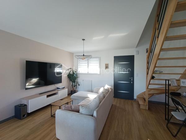 Coup de cœur à Romillé – Maison contemporaine avec piscine, 4 chambres et belles prestations !

Vous rêvez d'une maison où il ne reste plus qu'à poser vos valises ? Cette magnifique maison de 107 m², construite en 2020, a tout pour séduire !

Située sur la commune de Romillé, au sein de Rennes Métropole, elle bénéficie d'un emplacement idéal, à deux pas des commerces, des écoles et de toutes les commodités, tout en offrant un cadre de vie calme et familial.

Dès l'entrée, vous découvrirez une belle pièce de vie baignée de lumière avec sa cuisine ouverte, aménagée et entièrement équipée, pensée pour partager de beaux moments de convivialité.

La maison offre une véritable vie de plain-pied avec une chambre et une salle d'eau au rez-de-chaussée, ainsi qu'un WC indépendant.

À l'étage, chacun trouvera son espace grâce à trois belles chambres, une salle de bains familiale équipée d'une douche et d'une baignoire, ainsi qu'un second WC indépendant.

À l'extérieur vous profiterez d'un terrain clos de 490 m², d'une agréable terrasse et d'une piscine sécurisée par un rideau motorisé, idéale pour profiter pleinement des beaux jours en toute sérénité.

Les prestations finiront de vous convaincre :

- Maison de 2020, encore sous garanties.
- Chauffage au gaz de ville, possibilité de raccorder un poêle
- Panneaux photovoltaïques pour réduire vos dépenses énergétiques.
- Garage et cabanon de jardin.
- Places de stationnement privatives.
- Jardin clos, parfaitement entretenu.
- Aucun travaux à prévoir.

Emplacement recherché à seulement quelques minutes de Rennes.

Cette maison réunit tous les critères recherchés aujourd'hui : confort, modernité, économies d'énergie et qualité de vie.

Une visite vous fera tomber sous le charme ! Contactez-moi dès maintenant pour découvrir cette belle opportunité.