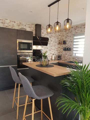 Coup de cœur à Romillé – Maison contemporaine avec piscine, 4 chambres et belles prestations !

Vous rêvez d'une maison où il ne reste plus qu'à poser vos valises ? Cette magnifique maison de 107 m², construite en 2020, a tout pour séduire !

Située sur la commune de Romillé, au sein de Rennes Métropole, elle bénéficie d'un emplacement idéal, à deux pas des commerces, des écoles et de toutes les commodités, tout en offrant un cadre de vie calme et familial.

Dès l'entrée, vous découvrirez une belle pièce de vie baignée de lumière avec sa cuisine ouverte, aménagée et entièrement équipée, pensée pour partager de beaux moments de convivialité.

La maison offre une véritable vie de plain-pied avec une chambre et une salle d'eau au rez-de-chaussée, ainsi qu'un WC indépendant.

À l'étage, chacun trouvera son espace grâce à trois belles chambres, une salle de bains familiale équipée d'une douche et d'une baignoire, ainsi qu'un second WC indépendant.

À l'extérieur vous profiterez d'un terrain clos de 490 m², d'une agréable terrasse et d'une piscine sécurisée par un rideau motorisé, idéale pour profiter pleinement des beaux jours en toute sérénité.

Les prestations finiront de vous convaincre :

- Maison de 2020, encore sous garanties.
- Chauffage au gaz de ville, possibilité de raccorder un poêle
- Panneaux photovoltaïques pour réduire vos dépenses énergétiques.
- Garage et cabanon de jardin.
- Places de stationnement privatives.
- Jardin clos, parfaitement entretenu.
- Aucun travaux à prévoir.

Emplacement recherché à seulement quelques minutes de Rennes.

Cette maison réunit tous les critères recherchés aujourd'hui : confort, modernité, économies d'énergie et qualité de vie.

Une visite vous fera tomber sous le charme ! Contactez-moi dès maintenant pour découvrir cette belle opportunité.