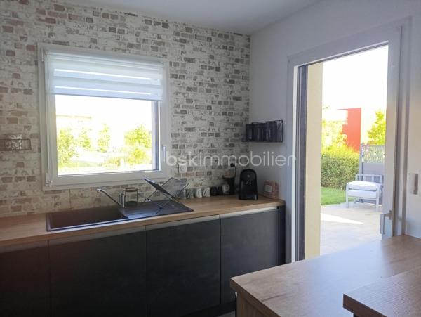 Coup de cœur à Romillé – Maison contemporaine avec piscine, 4 chambres et belles prestations !

Vous rêvez d'une maison où il ne reste plus qu'à poser vos valises ? Cette magnifique maison de 107 m², construite en 2020, a tout pour séduire !

Située sur la commune de Romillé, au sein de Rennes Métropole, elle bénéficie d'un emplacement idéal, à deux pas des commerces, des écoles et de toutes les commodités, tout en offrant un cadre de vie calme et familial.

Dès l'entrée, vous découvrirez une belle pièce de vie baignée de lumière avec sa cuisine ouverte, aménagée et entièrement équipée, pensée pour partager de beaux moments de convivialité.

La maison offre une véritable vie de plain-pied avec une chambre et une salle d'eau au rez-de-chaussée, ainsi qu'un WC indépendant.

À l'étage, chacun trouvera son espace grâce à trois belles chambres, une salle de bains familiale équipée d'une douche et d'une baignoire, ainsi qu'un second WC indépendant.

À l'extérieur vous profiterez d'un terrain clos de 490 m², d'une agréable terrasse et d'une piscine sécurisée par un rideau motorisé, idéale pour profiter pleinement des beaux jours en toute sérénité.

Les prestations finiront de vous convaincre :

- Maison de 2020, encore sous garanties.
- Chauffage au gaz de ville, possibilité de raccorder un poêle
- Panneaux photovoltaïques pour réduire vos dépenses énergétiques.
- Garage et cabanon de jardin.
- Places de stationnement privatives.
- Jardin clos, parfaitement entretenu.
- Aucun travaux à prévoir.

Emplacement recherché à seulement quelques minutes de Rennes.

Cette maison réunit tous les critères recherchés aujourd'hui : confort, modernité, économies d'énergie et qualité de vie.

Une visite vous fera tomber sous le charme ! Contactez-moi dès maintenant pour découvrir cette belle opportunité.