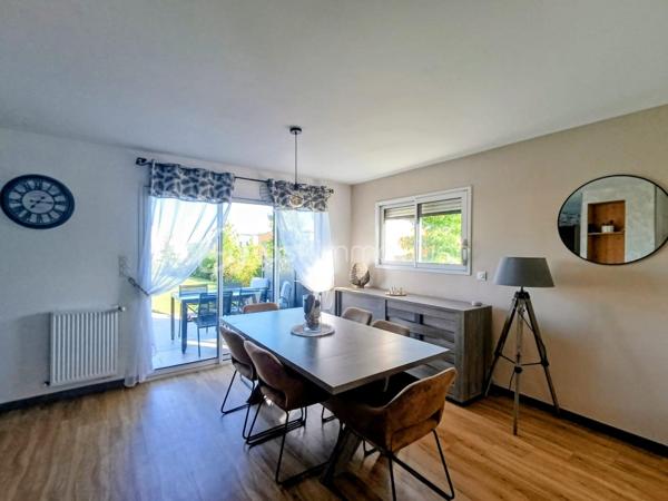 Coup de cœur à Romillé – Maison contemporaine avec piscine, 4 chambres et belles prestations !

Vous rêvez d'une maison où il ne reste plus qu'à poser vos valises ? Cette magnifique maison de 107 m², construite en 2020, a tout pour séduire !

Située sur la commune de Romillé, au sein de Rennes Métropole, elle bénéficie d'un emplacement idéal, à deux pas des commerces, des écoles et de toutes les commodités, tout en offrant un cadre de vie calme et familial.

Dès l'entrée, vous découvrirez une belle pièce de vie baignée de lumière avec sa cuisine ouverte, aménagée et entièrement équipée, pensée pour partager de beaux moments de convivialité.

La maison offre une véritable vie de plain-pied avec une chambre et une salle d'eau au rez-de-chaussée, ainsi qu'un WC indépendant.

À l'étage, chacun trouvera son espace grâce à trois belles chambres, une salle de bains familiale équipée d'une douche et d'une baignoire, ainsi qu'un second WC indépendant.

À l'extérieur vous profiterez d'un terrain clos de 490 m², d'une agréable terrasse et d'une piscine sécurisée par un rideau motorisé, idéale pour profiter pleinement des beaux jours en toute sérénité.

Les prestations finiront de vous convaincre :

- Maison de 2020, encore sous garanties.
- Chauffage au gaz de ville, possibilité de raccorder un poêle
- Panneaux photovoltaïques pour réduire vos dépenses énergétiques.
- Garage et cabanon de jardin.
- Places de stationnement privatives.
- Jardin clos, parfaitement entretenu.
- Aucun travaux à prévoir.

Emplacement recherché à seulement quelques minutes de Rennes.

Cette maison réunit tous les critères recherchés aujourd'hui : confort, modernité, économies d'énergie et qualité de vie.

Une visite vous fera tomber sous le charme ! Contactez-moi dès maintenant pour découvrir cette belle opportunité.