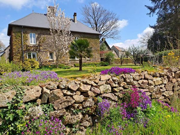 Maison de maître avec pièce d'eau, proche de Villaines la Juhel