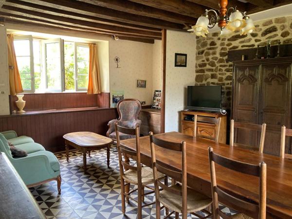 Maison de maître avec pièce d'eau, proche de Villaines la Juhel