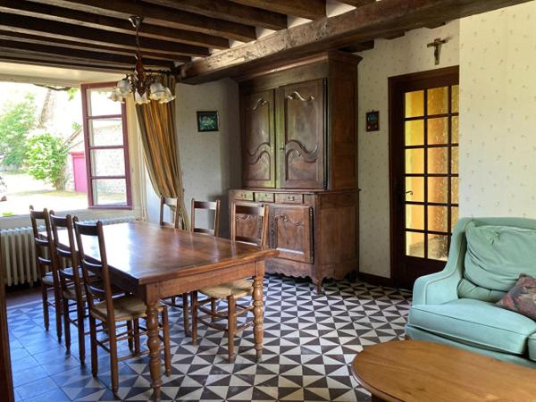 Maison de maître avec pièce d'eau, proche de Villaines la Juhel