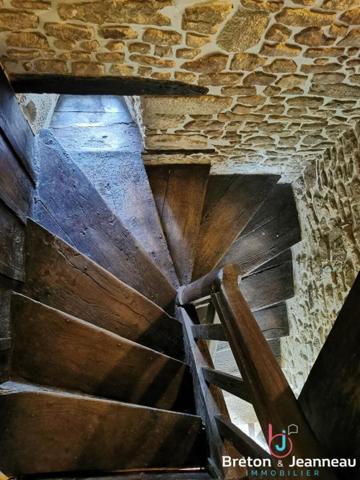 Maison de maître avec pièce d'eau, proche de Villaines la Juhel