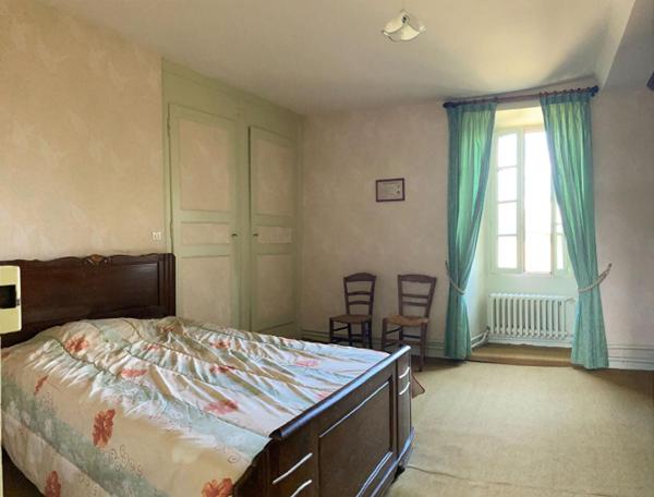 Maison de maître avec pièce d'eau, proche de Villaines la Juhel