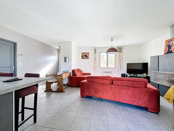 Villa Livron Sur Drome 4 chambres et Piscine, jardin, panneaux photovoltaïques, quartier calme.