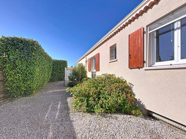 Villa Livron Sur Drome 4 chambres et Piscine, jardin, panneaux photovoltaïques, quartier calme.