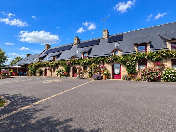 LANGUIDIC - PROPRIÉTÉ DE CARACTÈRE DE 242 M² AVEC GÎTES, GRANGE AMENAGEABLE  SUR 3 760 M² DE TERRAIN (220 m2 au sol encore aménageable)