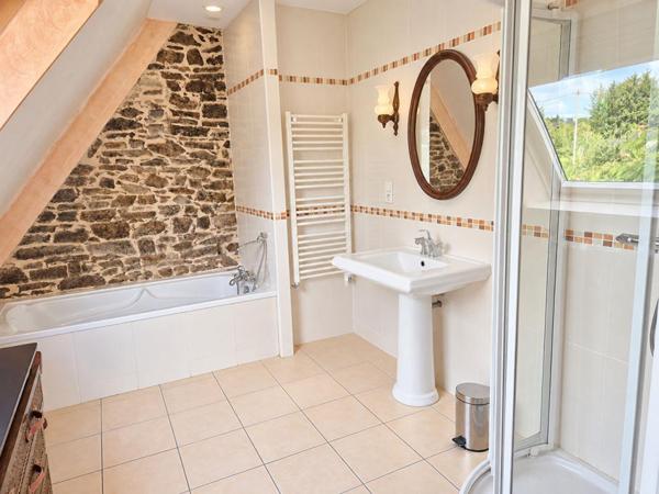 LANGUIDIC - PROPRIÉTÉ DE CARACTÈRE DE 242 M² AVEC GÎTES, GRANGE AMENAGEABLE  SUR 3 760 M² DE TERRAIN (220 m2 au sol encore aménageable)
