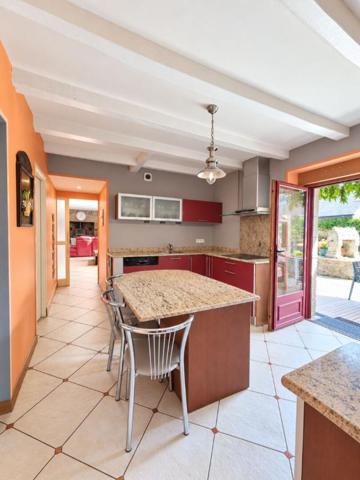 LANGUIDIC - PROPRIÉTÉ DE CARACTÈRE DE 242 M² AVEC GÎTES, GRANGE AMENAGEABLE  SUR 3 760 M² DE TERRAIN (220 m2 au sol encore aménageable)