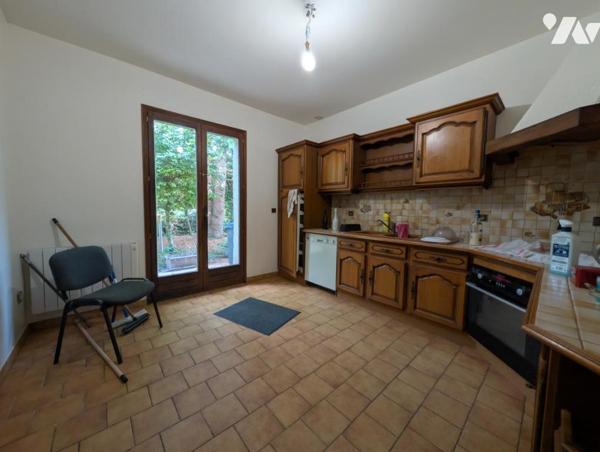 Maison T6 d'environ 196m² - sous-sol - jardin clo