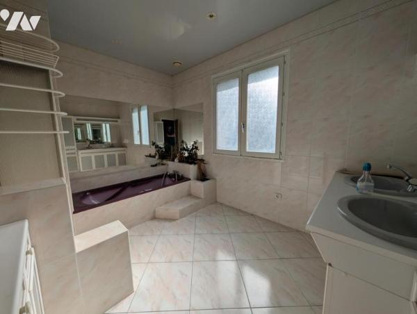 Maison T6 d'environ 196m² - sous-sol - jardin clo