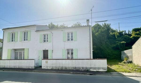 Charmante maison en pierre avec garage et terrain constructible - Proche La Rochelle.