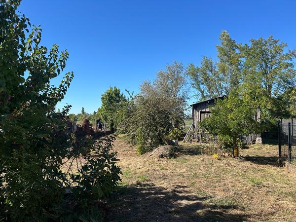 Charmante maison en pierre avec garage et terrain constructible - Proche La Rochelle.