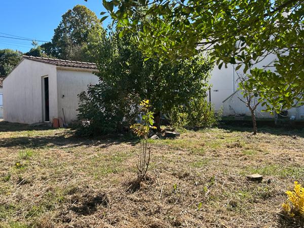 Charmante maison en pierre avec garage et terrain constructible - Proche La Rochelle.