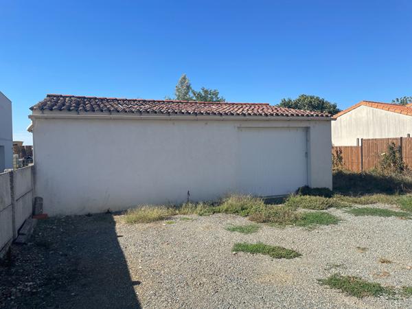 Charmante maison en pierre avec garage et terrain constructible - Proche La Rochelle.