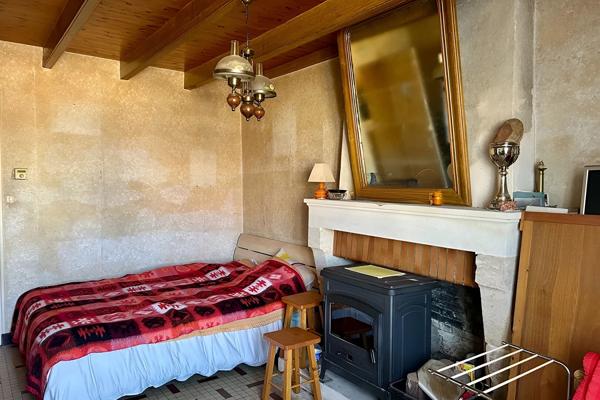 Charmante maison en pierre avec garage et terrain constructible - Proche La Rochelle.