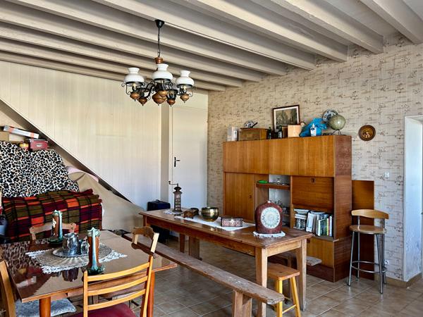 Charmante maison en pierre avec garage et terrain constructible - Proche La Rochelle.