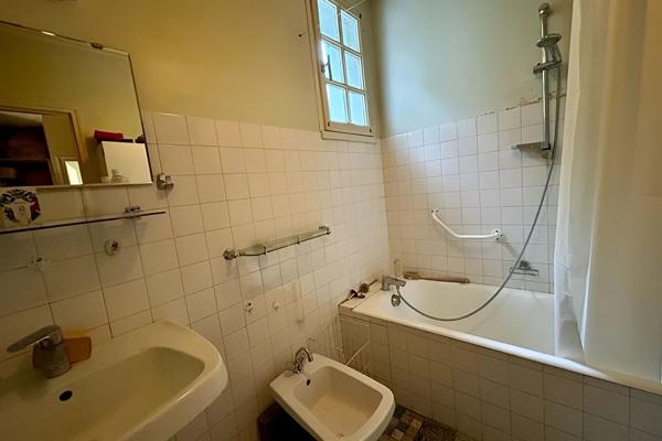 Charmante maison en pierre avec garage et terrain constructible - Proche La Rochelle.