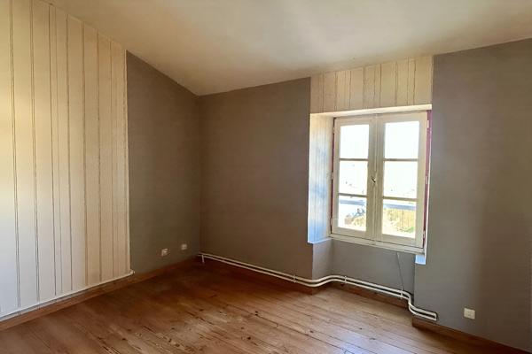 Charmante maison en pierre avec garage et terrain constructible - Proche La Rochelle.