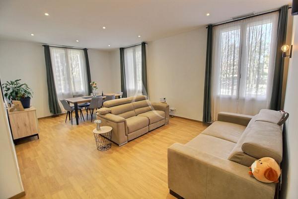 A VENDRE PALAIS DES CONGRES - APPAERTEMENT DE 94 M² EN PLAIN-PIED AVEC COUR - PATIO ET GARAGE