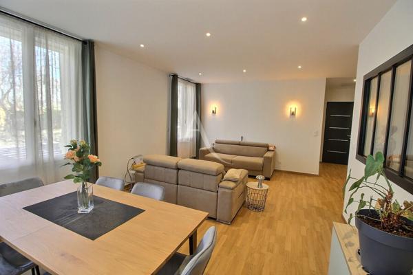 A VENDRE PALAIS DES CONGRES - APPAERTEMENT DE 94 M² EN PLAIN-PIED AVEC COUR - PATIO ET GARAGE